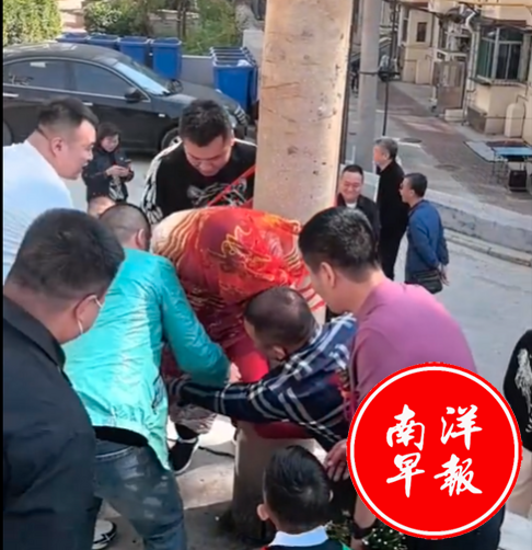太可怕了 山西新娘被绑电线杆 当街被众男摸光…