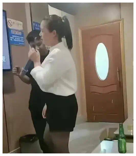 女子在歌厅任由男子肆意探索 女子:玩归玩闹归闹 ktv别过火