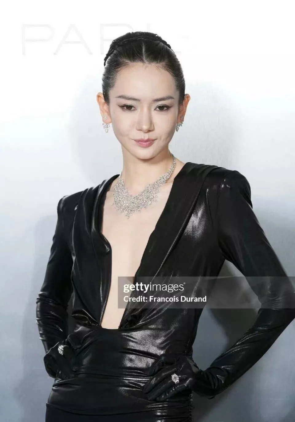 吴艳妮亮相时装周,颜值一流不输女明星