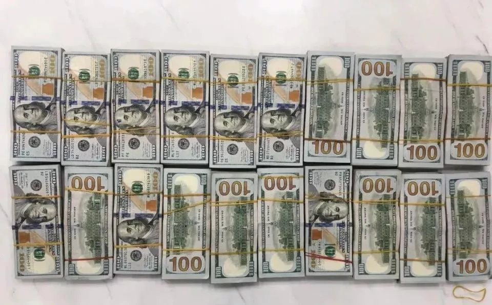 男子身上绑藏20万美元现钞欲出境，被海关查获