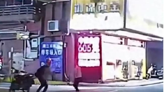 广东头盔男深夜闯金店打劫