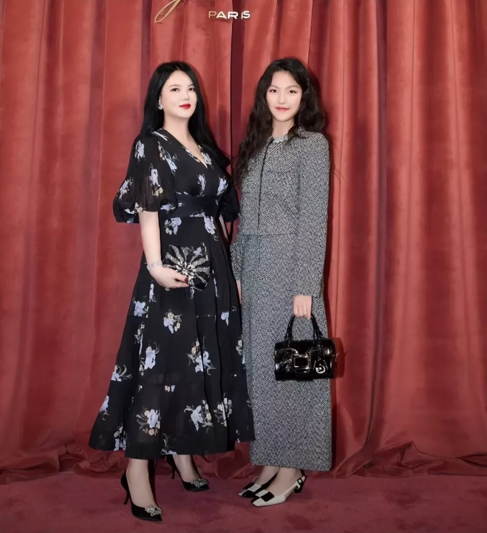 郭晶晶带着穿20元裤子的女儿看画展:这一次,谁敢笑她?