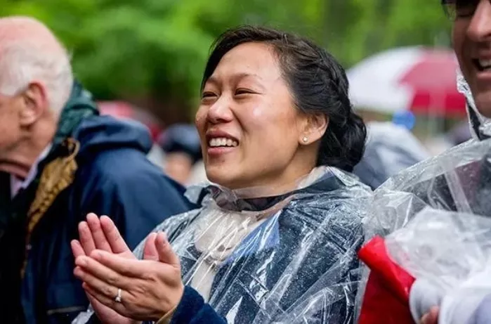 家族资产暴涨至1.2万亿!美国第一女华裔超级富豪