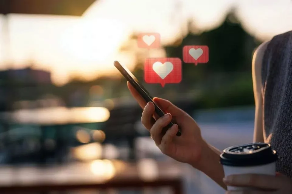 在约会app上滑遍几千个男性,我依然没有找到爱情