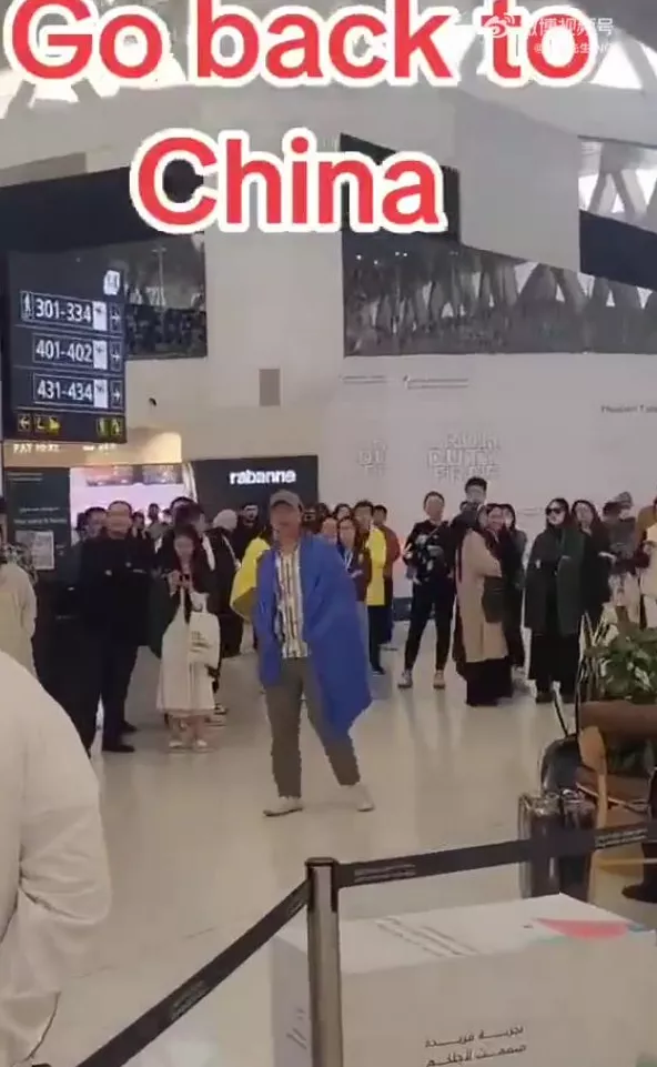 “大批中国人聚在机场骂自己”，到底是咋回事？