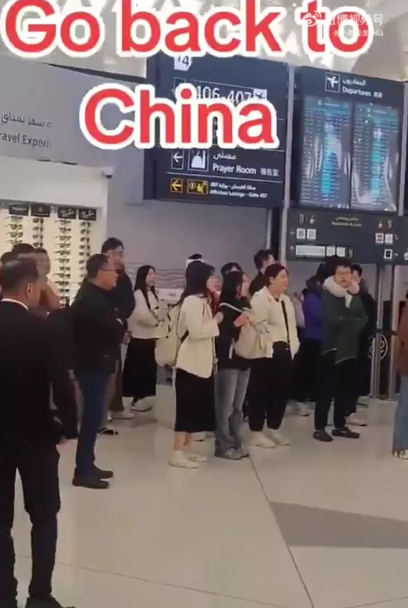 “大批中国人聚在机场骂自己”，到底是咋回事？