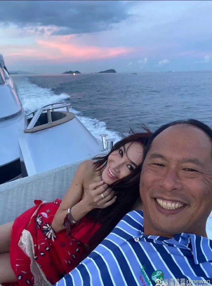 要被温碧霞笑死!P图只管独自美丽不管老公死活 同框像父女