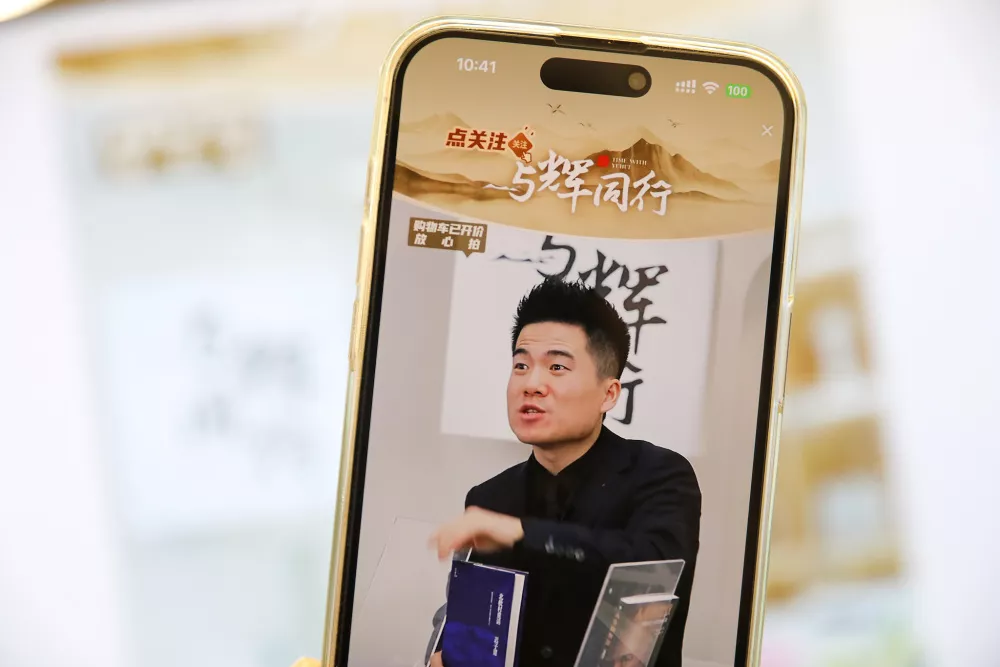 董宇辉独立85天:县城贵妇撑起约10亿交易额