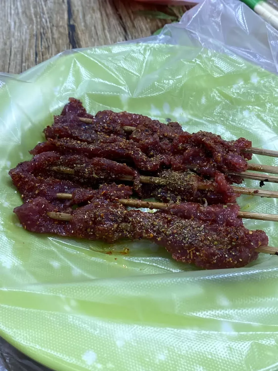 铁岭的烧烤特色是生牛肉串，蘸蒜水 时代周报 李杭/摄