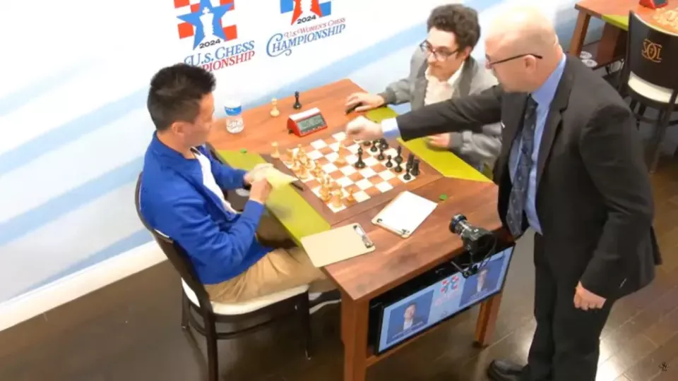 17岁亚裔大师级棋手输棋后，殴打女摄影师