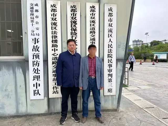 图为律师周兆成与张某父亲