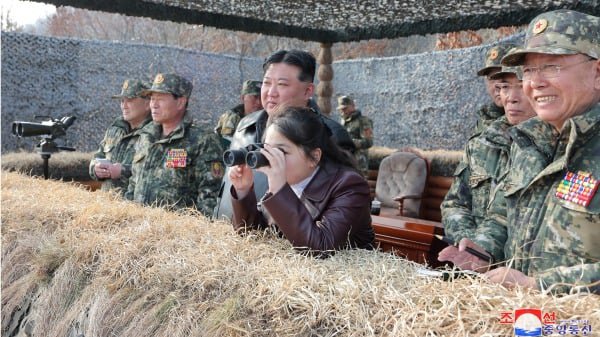 图为朝鲜领导人金正恩携女儿金主爱现场指导伞兵训练。（图片来源：公用领域）
