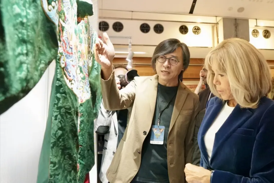 法国第一夫人到卢浮宫 打卡中国南京周主题展