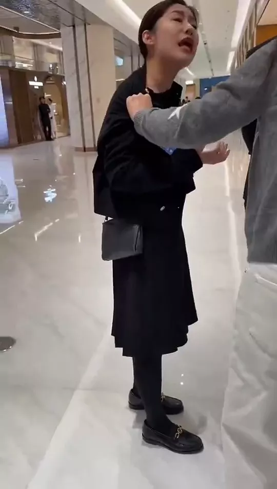 LV女售货员称“开房等爸爸”？原配上门对质视频疯传