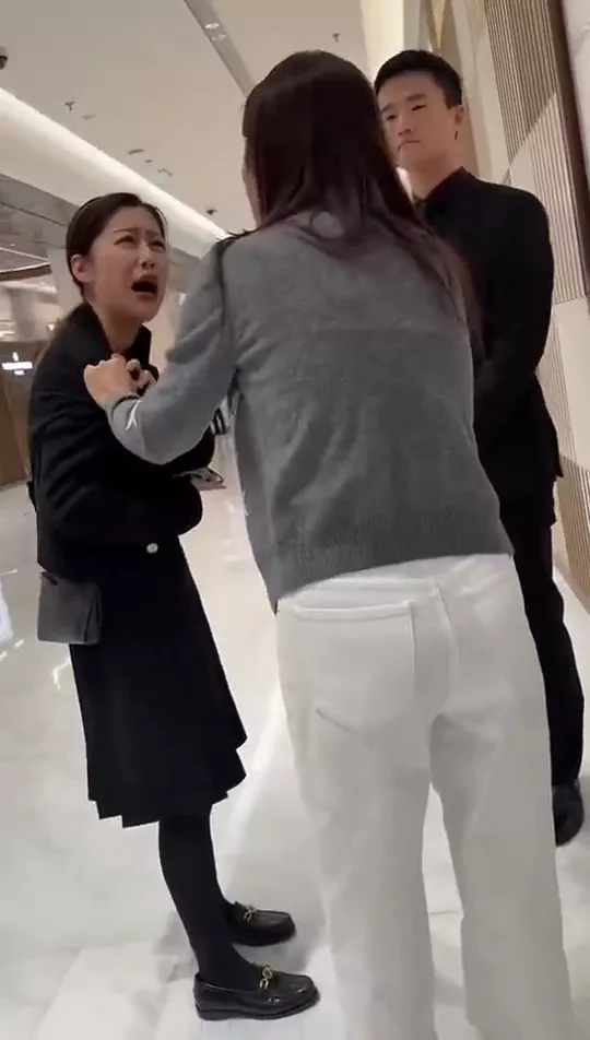 LV女售货员称“开房等爸爸”？原配上门对质视频疯传