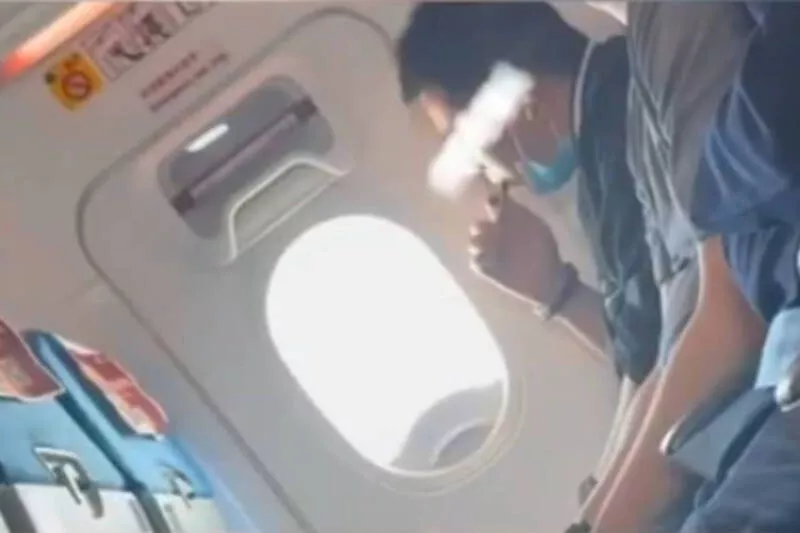全网气炸！中国男搭飞机狂吸电子烟 厦航冷回一句…