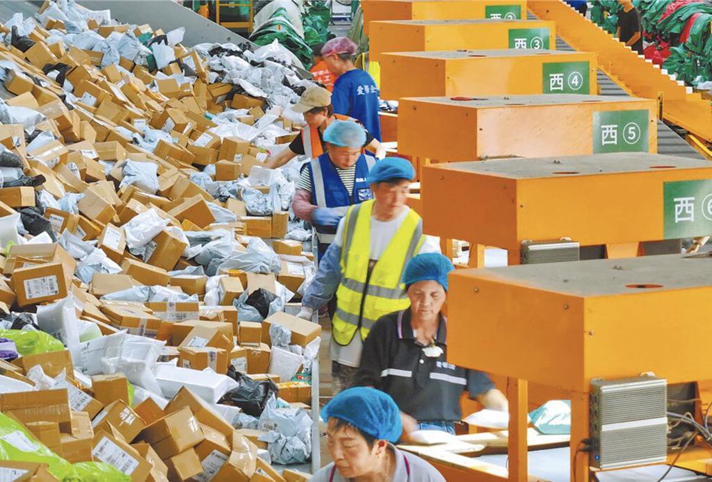 Temu和Shein跨境電商將受影響，家樂福CEO：對中國小包裹，要學川普徵稅100％。（新華社）