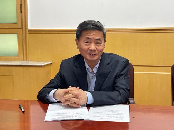 上月4日，记者在中国社会科学院会议室对隶属中国社会科学院的亚太与全球战略研究院(NIIS)院长李向阳进行了专访。【摄影：申庚振 记者】