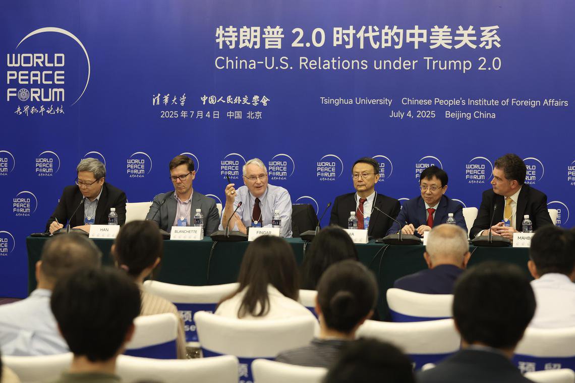 中美学者7月4日在北京举行的世界和平论坛小组讨论会上，围绕“特朗普2.0时代的中美关系”这一主题交流。（右起）宾夕法尼亚大学美中关系未来项目负责人马瑞欣教授、上海复旦大学国际问题研究院院长吴心伯、北京大学中外人文交流研究基地主任贾庆国、斯坦福大学教授冯稼时和兰德公司中国研究中心首任主任白明参与讨论。主持人为南开大学周恩来政府管理学院国际关系系教授韩召颖（左一）。 （中新社）