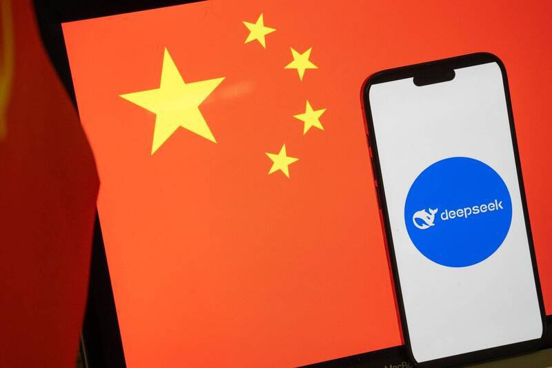 中國DeepSeek用戶已呈現殭屍化，市佔率下滑。（彭博）