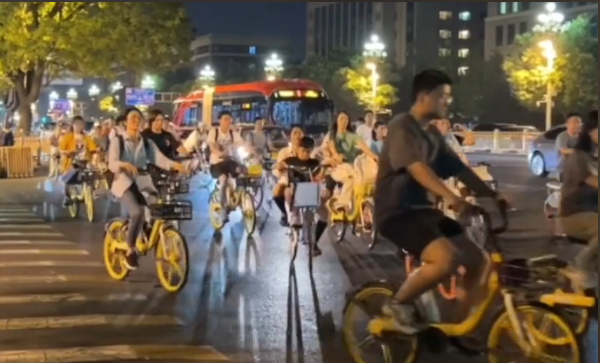 北京长安街突现夜骑潮