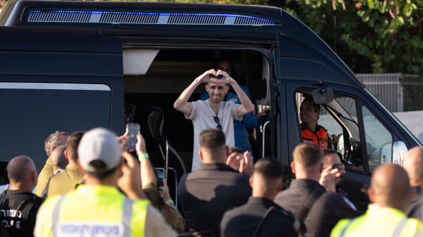 奇迹 以色列男子获释与华裔混血女友重逢 奇迹 以色列男子获释与华裔混血女友重逢