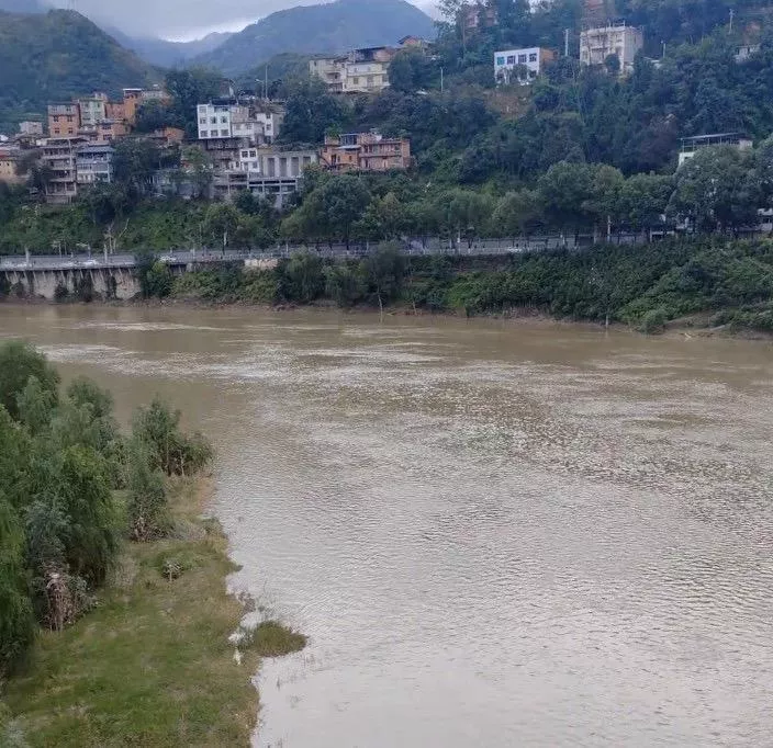 婚礼当天跳河新郎家属:希望看行车记录仪画面