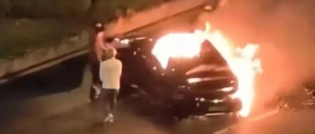 小米SU7又爆燃！雷军，是时候停下看看后视镜了