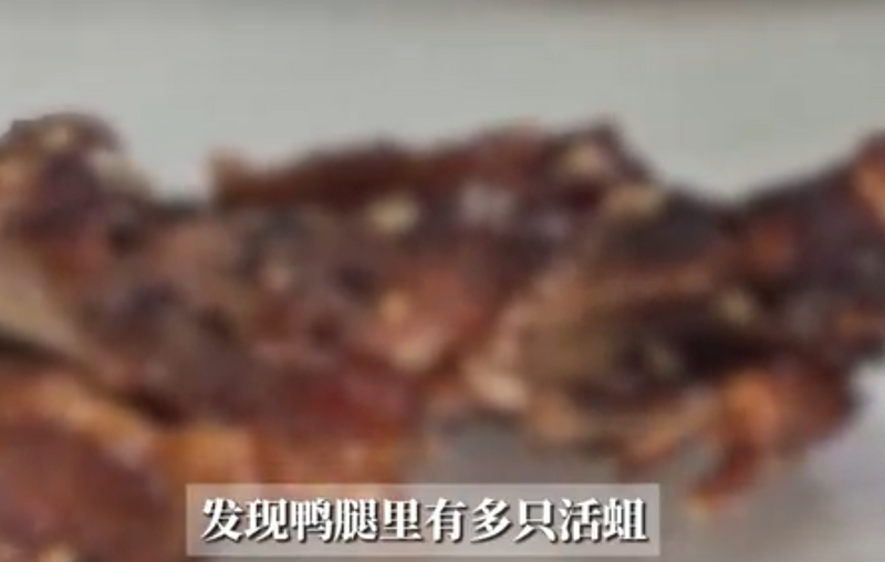 中国上海餐饮店，有顾客惊见鸭腿上有活蛆蠕动。（图撷自微博）