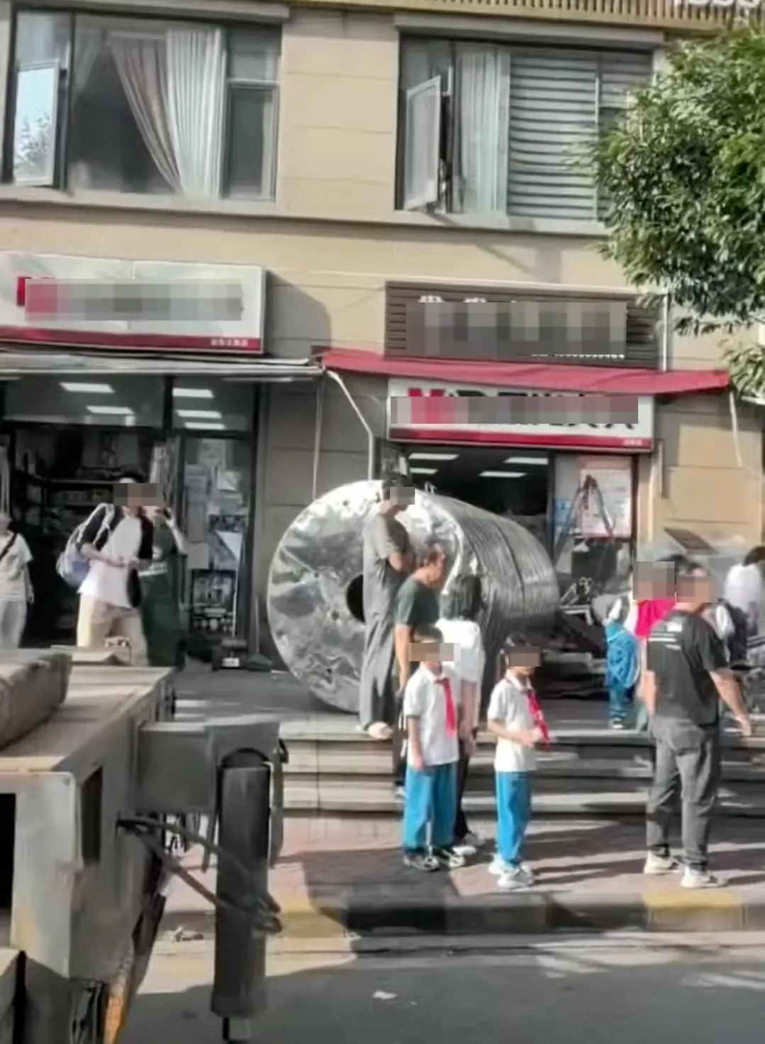 司机吊运罐体时操作失误致坠落，砸伤3人含2名学生