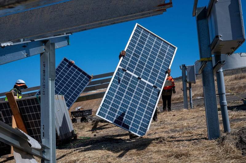美国纽约老太太被狂风吹来的太阳能板砸死。美国太阳能板示意图。（彭博）