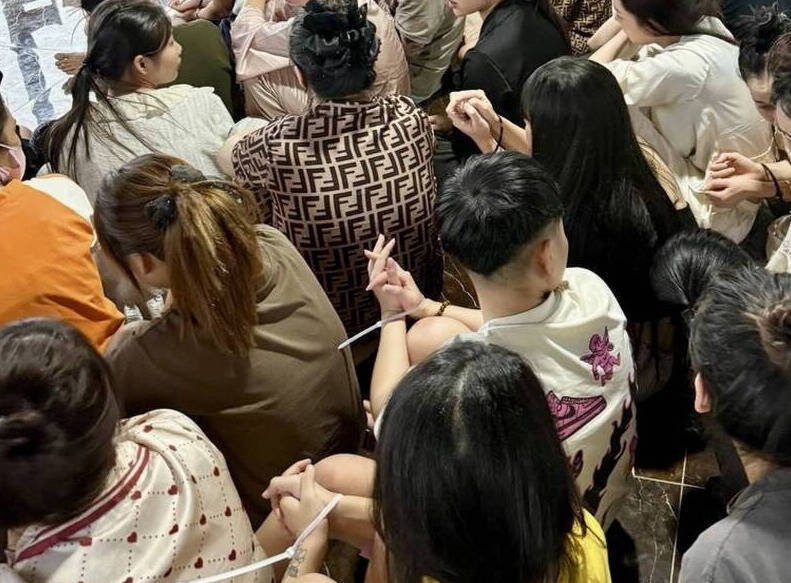 许多南韩人在柬埔寨失踪。图为柬埔寨警方破获诈骗据点。（欧新社）