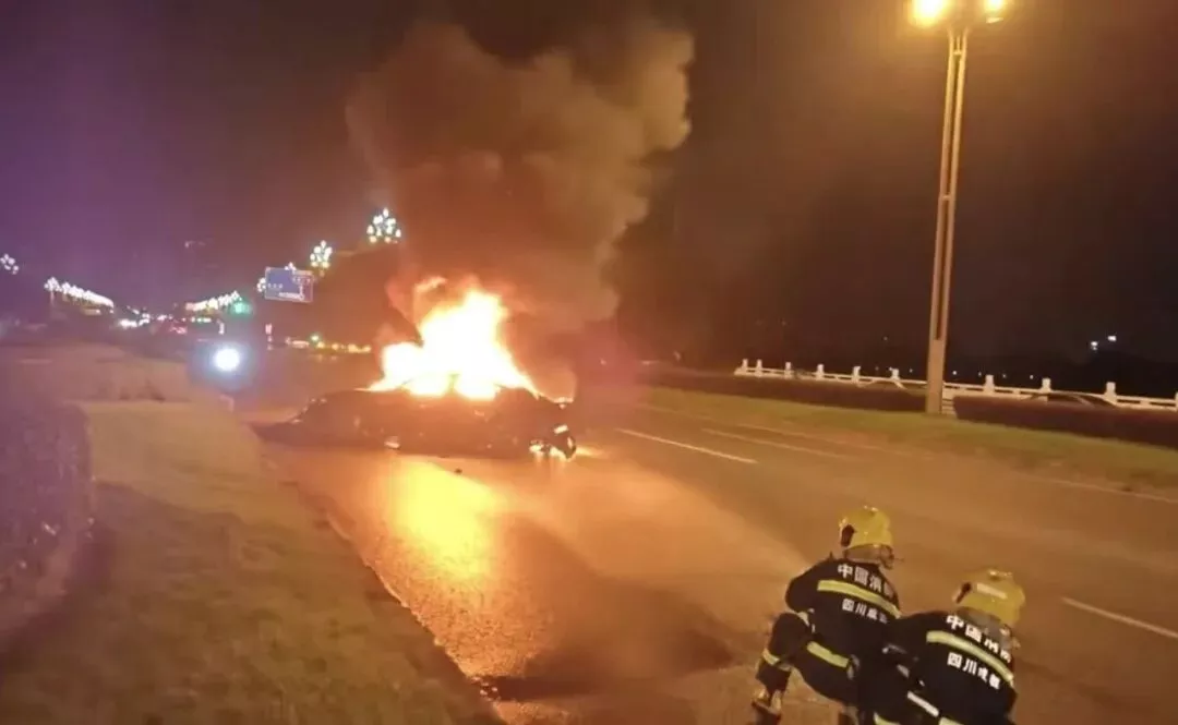 两分钟路人生死抢救：起火的车，拉不开的门…