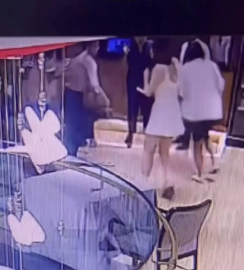 “服务员哭叫，突然向我泼开水”：她在日料店被烫伤