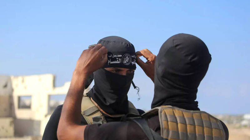 随著以色列部队部分撤离，哈玛斯（Hamas）武装分支「卡桑旅」的成员在加萨街头日益活跃。（法新社）