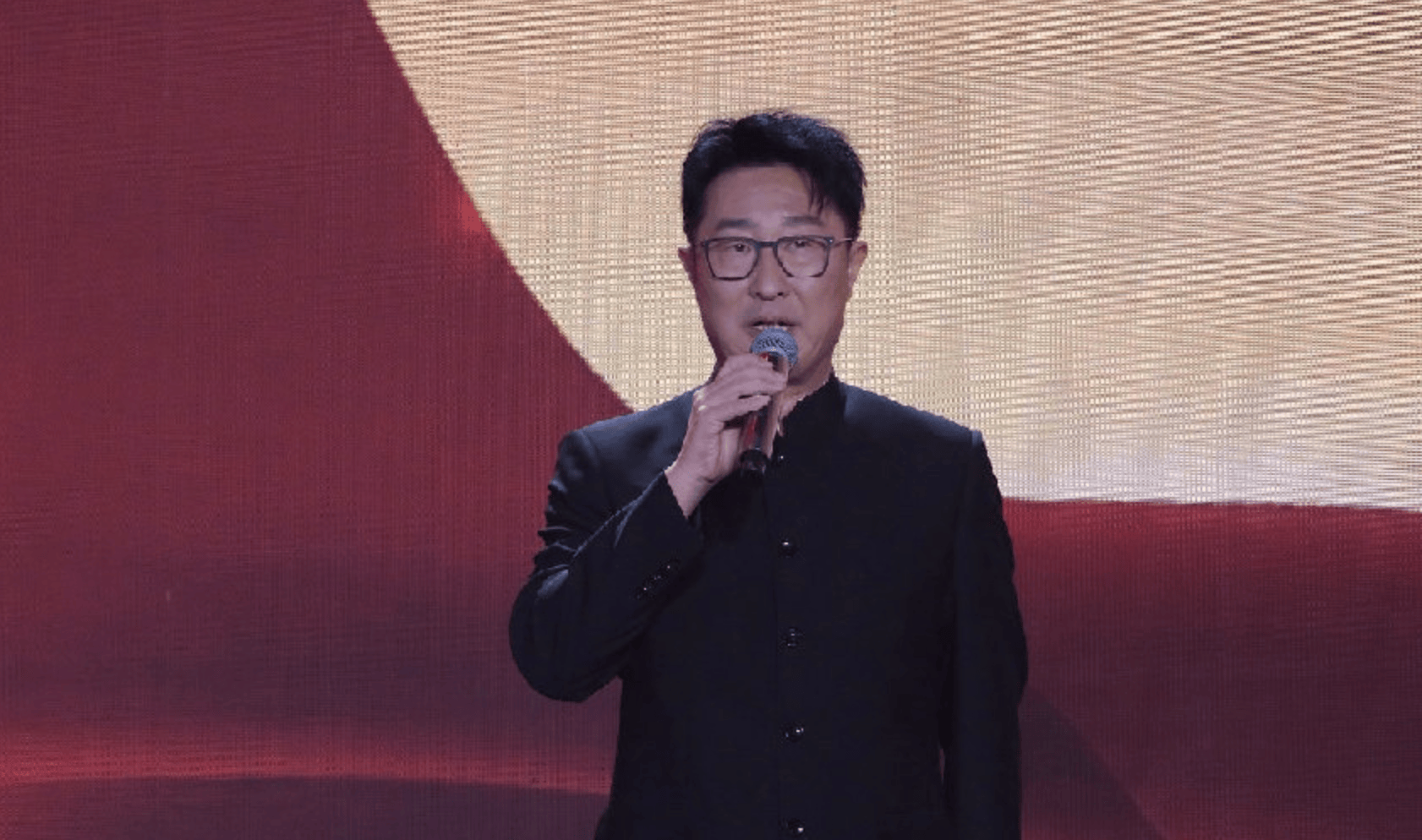 林永健在《人民日报》发文称顶流演员排场大 曝其自带编剧进组