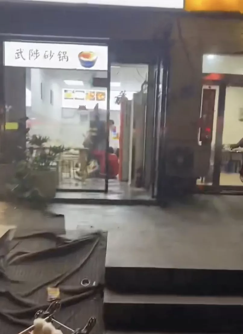 男子持利器多次扎向女子,路人劝阻后还试图伤害路人