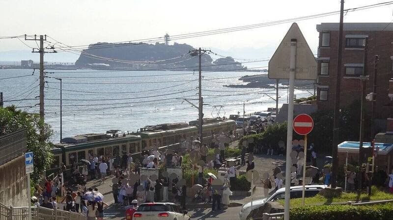 在这次中国国庆连假期间，镰仓高校前车站每天都有数千人（以中国游客为主）前往。朝圣周边与《灌篮高手》动画场景有关的地点。（图撷取自@livedoornews 社群平台「X」）