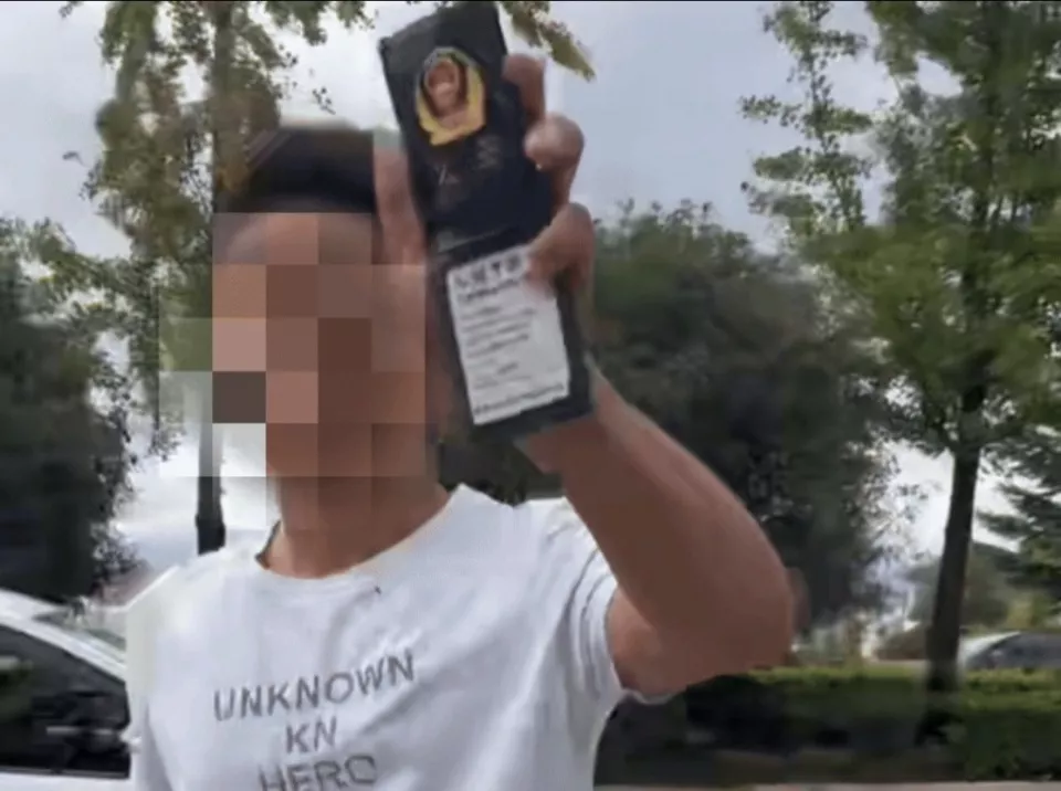 男子驾车别停他人后“亮警察证”,涉嫌非法使用警用标志