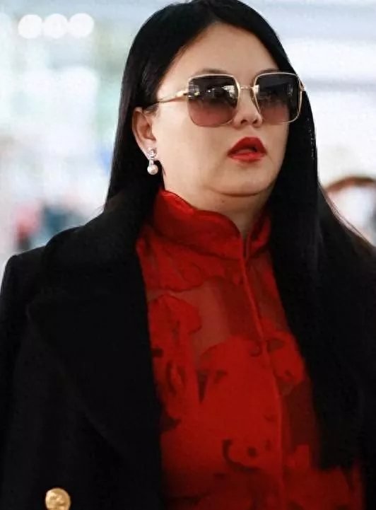 李湘王岳伦一起回国,拎4万手包,被她的全身照吓到