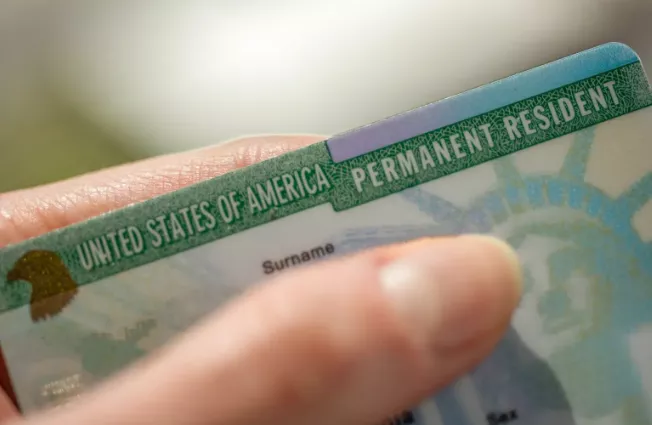 老人被联邦执法罚$130 因忘带绿卡 全美移民圈炸锅！