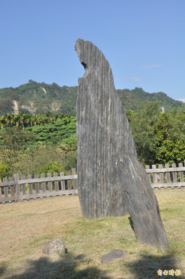 卑南遗址月形石柱。（记者黄明堂摄）