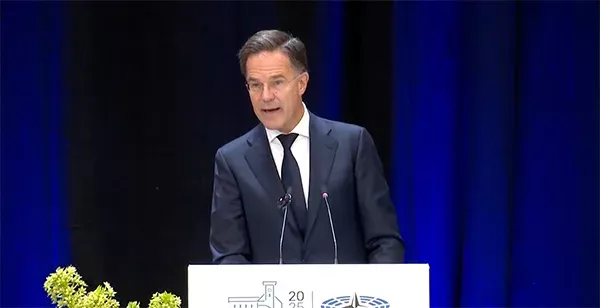 北约秘书长嘲讽俄潜艇故障紧急上浮“跛脚”回家