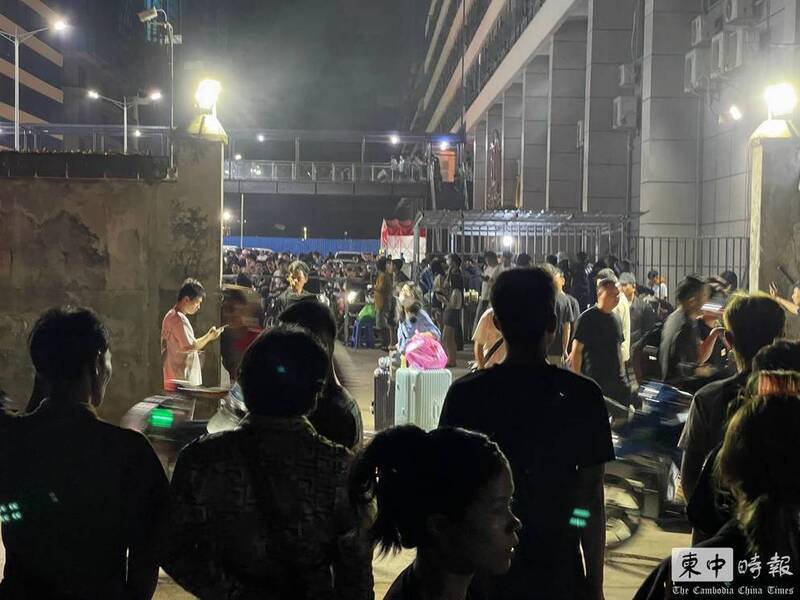 15日晚间11时，中国城内园区多家公司同步宣布解散，公司要求员工立即离开，员工接获通知后也马上离开大楼，并在公司附近的空地上聚集。（图撷取自柬中日报）