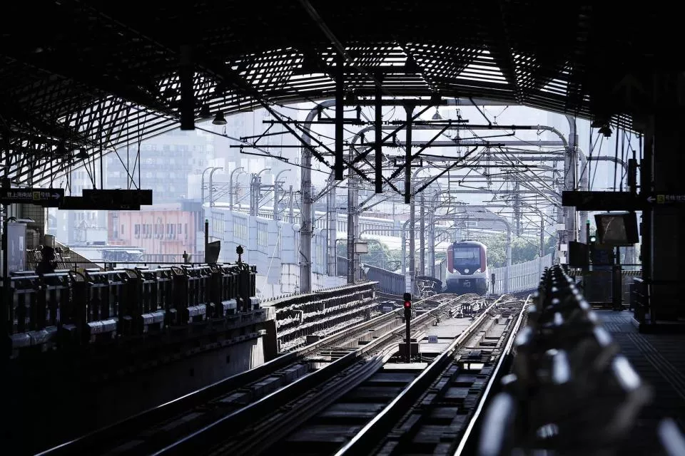 男子进入地铁轨道欲自杀,获救后右手截肢