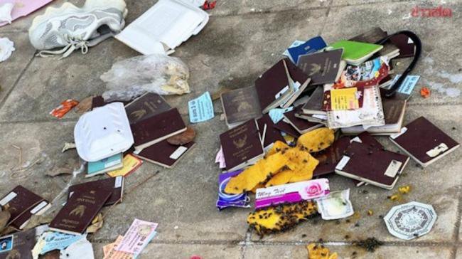 疯传照片：柬国街头满地外国护照  网：毛骨悚然