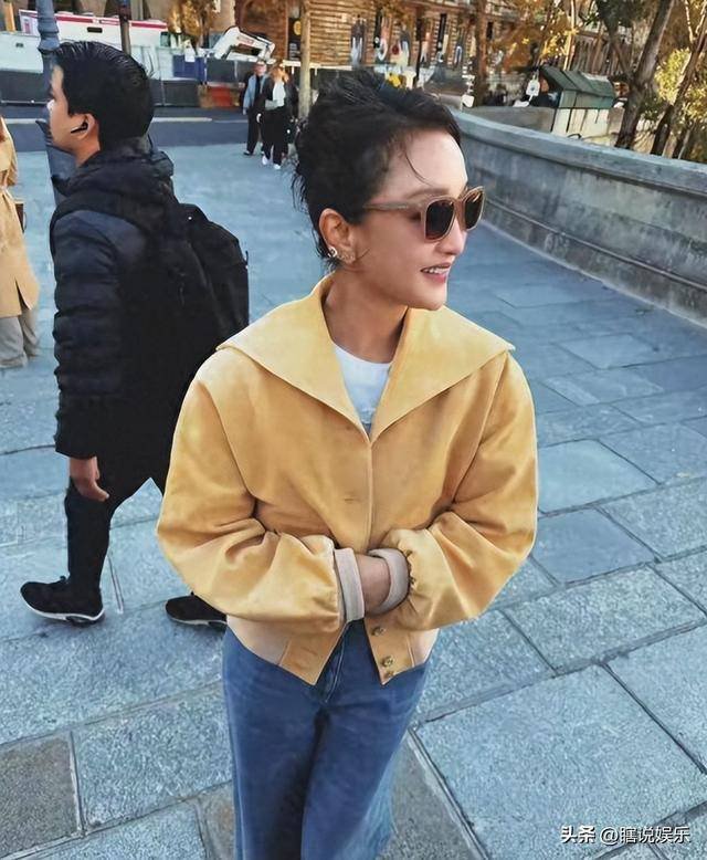 51岁周迅在巴黎时装周，满头白发不修边幅，网友太真实，太随性