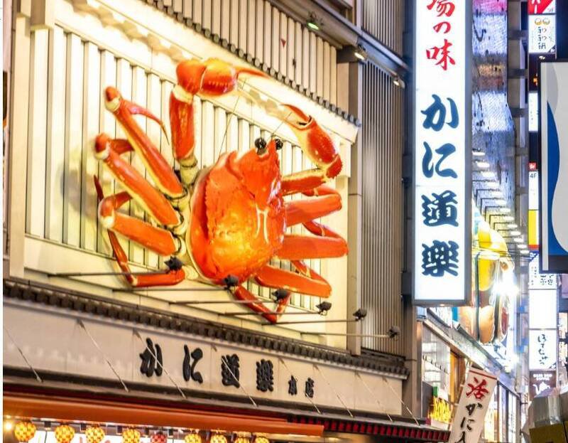 大阪道顿堀著名餐厅「蟹道乐」的巨型螃蟹看板，为迎接11月6日的松叶蟹解禁日，将自10月16日起拆除招牌上的双螯进行修复。（法新社）