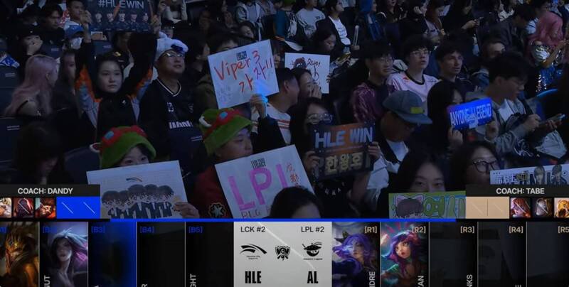 昨日韩华出战中国战队时，不少中国粉丝举牌力挺韩华，帮忙加油，支持喜爱战队的心完全不受制裁影响。（取自英雄联盟官方YouTube）