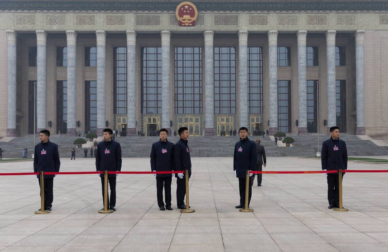 中国全国人大常委会今天发布公报，中共解放军将领王春宁、张林、高大光、汪志斌等4人，是因「涉嫌严重违纪违法」而被罢免人大代表职务。图为全国人大三次会议闭幕式的画面。（欧新社）